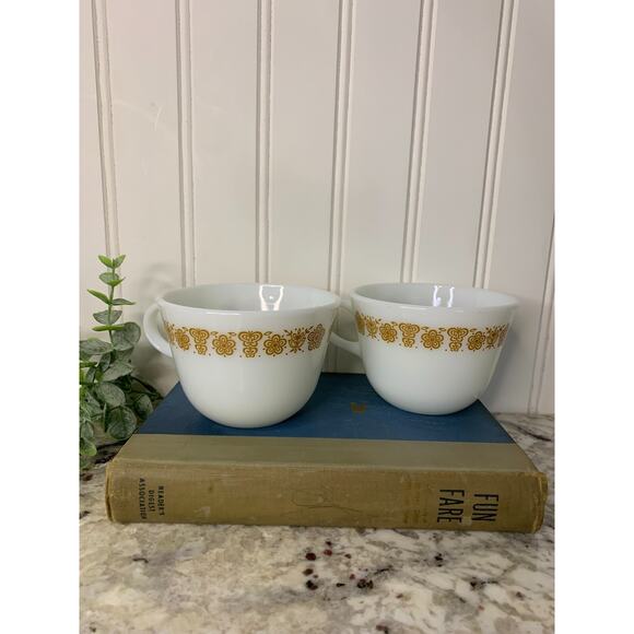 Vintage set of‎ 2 Pyrex Butterfly Gold Milk Glass Mugs Teacups Retro GrandmaCore - Picture 5 of 9